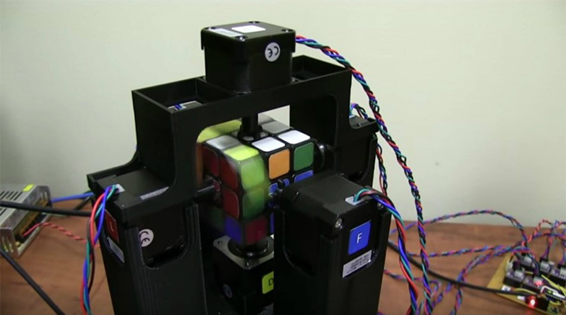 Ez a robot egy másodperc alatt kirakja a Rubik-kockát